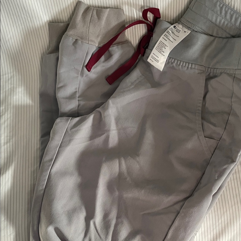 Figs Women’s Light Gray Joggers with Red Accent